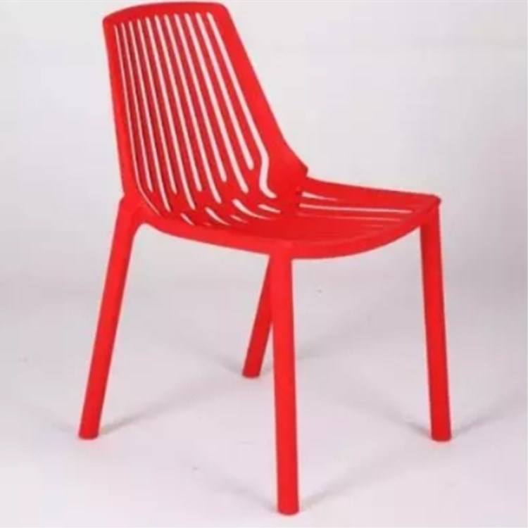 Sedia rossa all'aperto in plastica ristorante