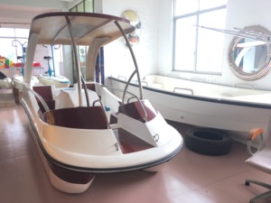 Bateau à pédales pour adultes, quatre <span class=keywords><strong>places</strong></span>, en fibre de verre, bateau à pédales électrique, équipement de jeux aquatiques (M-076) pour parc aquatique - Product Image 4