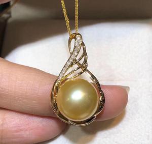 Magnifique et Éblouissant Collier Pendentif en Or 18 carats avec <span class=keywords><strong>Perle</strong></span> d'Or et <span class=keywords><strong>Perle</strong></span> Noire de Tahiti et Diamants - Product Image 3