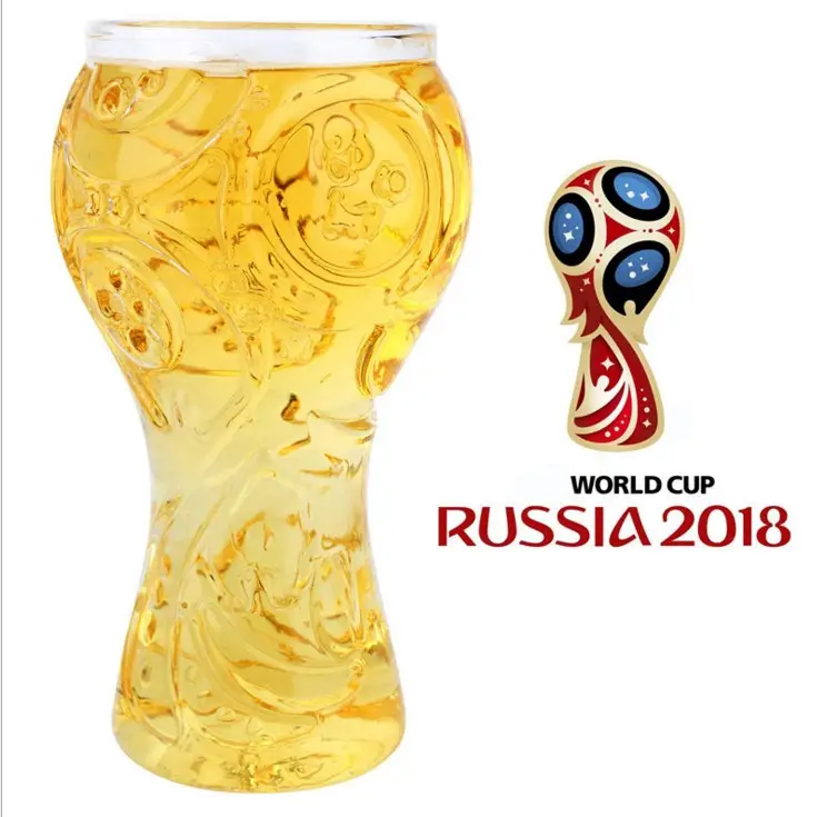 特別なユニークな2018ロシアサッカーワールドカップエンブレム型ビールグラスお土産ガラスカップギフト用