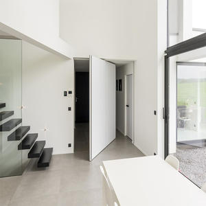 עיצוב השער הראשי של פרימה עיצובים מעץ מדורה מדורה דלת מסתובבת עץ פנים מלא ציר פנימי - Product Image 2