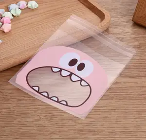 可爱的怪物锋利的牙齿嘴巴烘烤饼干糖果塑料袋