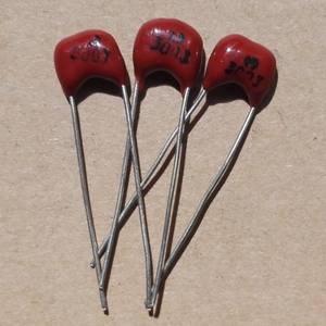 Condensador <span class=keywords><strong>de</strong></span> <span class=keywords><strong>Mica</strong></span> Plateada <span class=keywords><strong>de</strong></span> 300V 680PF D103F681JO3F - Product Image 2