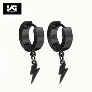 <span class=keywords><strong>Orecchini</strong></span> <span class=keywords><strong>da</strong></span> <span class=keywords><strong>uomo</strong></span> in acciaio inossidabile placcato oro nero a cerchio pendente con fulmini stile religioso elegante - Product Image 4