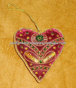 Adornos Navideños en Forma de Corazón con Bordado Zari de Color Rojo - Product Image 1