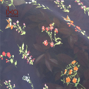 Tessuto <span class=keywords><strong>chiffon</strong></span> in poliestere 100% 75D leggero, antistatico, stampato digitalmente con piccoli <span class=keywords><strong>fiori</strong></span> <span class=keywords><strong>per</strong></span> <span class=keywords><strong>abiti</strong></span> da donna. - Product Image 2