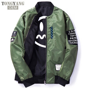 TONGYANG เสื้อบอมเบอร์แจ็คเก็ตนักบินผู้ชาย,เสื้อแจ็คเก็ตนักบินบอมเบอร์แจ็คเก็ตผ้าบางใส่ได้ทั้งสองด้านสีเขียวพร้อมแผ่นปะสำหรับผู้ชาย - Product Image 1