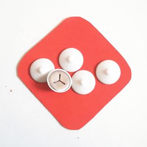 Dôme d'isolation en PE de 42 mm de diamètre avec clips de fixation pour les goujons d'isolation - Product Image 3