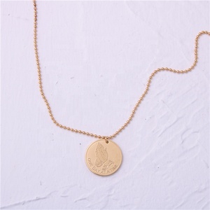 Collana con Ciondolo Medaglia a Forma di Mani in Preghiera in Acciaio Inox Placcato Oro Serenity - Product Image 2