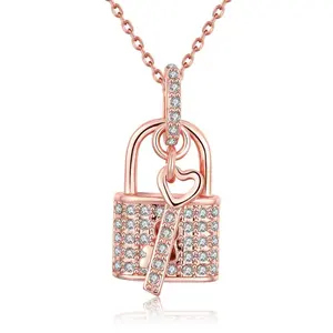 爱心锆石首饰锁和钥匙项链与许多闪亮的钻石