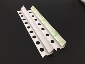La bande grise <span class=keywords><strong>de</strong></span> joint <span class=keywords><strong>de</strong></span> carrelage en PVC <span class=keywords><strong>de</strong></span> qualité technique est résistante aux intempéries, durable et facile à installer - Product Image 6