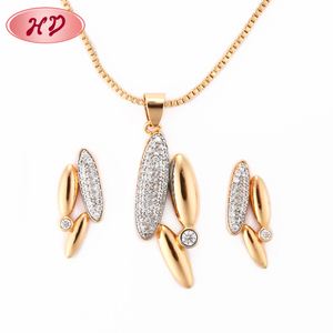 gold necklace set in gold jewelry 