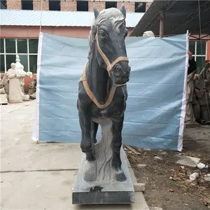 Antiguo caballo de mármol estatua al aire libre