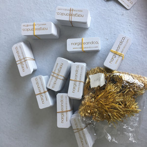 Etiqueta colgante de joyería de lujo de tamaño pequeño de lámina de oro personalizada con cadena de oro - Product Image 6