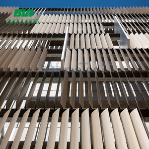 Brise-soleil vertical motorisé en aluminium à lamelles - Product Image 3