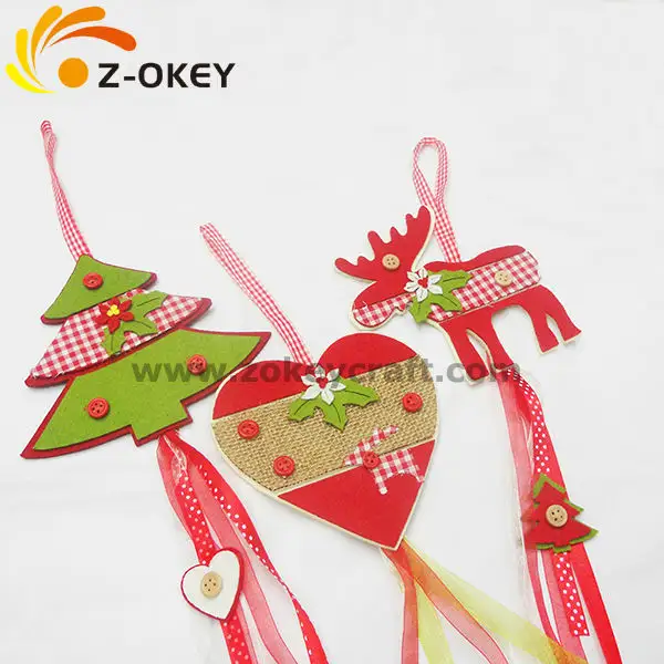 Decoração de feltro em forma de coração e de rena, decoração natalina com botões e fitas