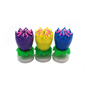 La rotazione a forma di rosa di calcio del crisantemo caldo del loto di vela fa ruotare la candela musicale di compleanno del fiore per la festa - Product Image 2