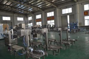 Máquina de llenado de pesaje de aceite lubricante semiautomática, máquina taponadora, pegamento de pintura, máquina de envasado de aceite lubricante para motor - Product Image 3