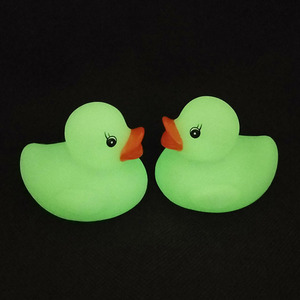 Vente en gros <span class=keywords><strong>de</strong></span> mini canards en caoutchouc <span class=keywords><strong>lumineux</strong></span> à presser, jouets flottants en plastique pour le <span class=keywords><strong>bain</strong></span>, pour bébés et enfants - Product Image 5