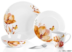 Vajilla de porcelana blanca ligera con motivos florales para fiesta en el jardín - Product Image 3