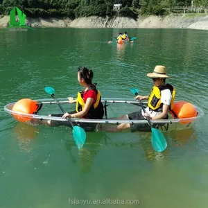 Modellato vetro trasparente fondo canoa kayak