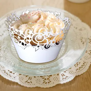 红叶漂亮的星星镂空纸杯蛋糕包装纸和礼帽蕾丝衬里烘焙蛋糕纸杯包装，用于婚礼生日派对