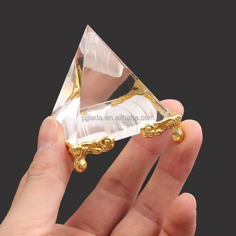 Üçgen Şeffaf K9 Kristal Cam Piramit 3D Lazer kazınmış altın taban ile kişiselleştirilmiş logo gravür paperweight