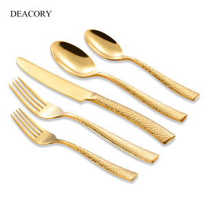 Juego de <span class=keywords><strong>cubiertos</strong></span> de acampada martillados dorados de acero inoxidable al por mayor <span class=keywords><strong>y</strong></span> placa de cargador de cristal con borde dorado para boda - Product Image 4