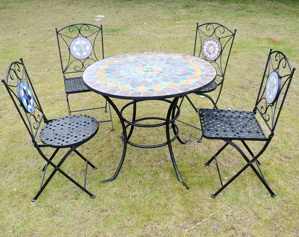 Conjunto de mesa e cadeiras dobráveis de metal, telha mosaica ao ar livre bistro