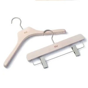 Cintre pour pantalons et manteaux en bois, couleur gris lavage, accessoires traditionnels - Product Image 1