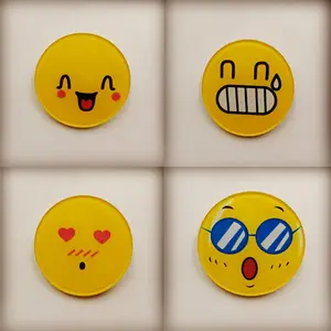 Atacado Novo Design Bonito Emoji Pin Acrílico Botão Pin