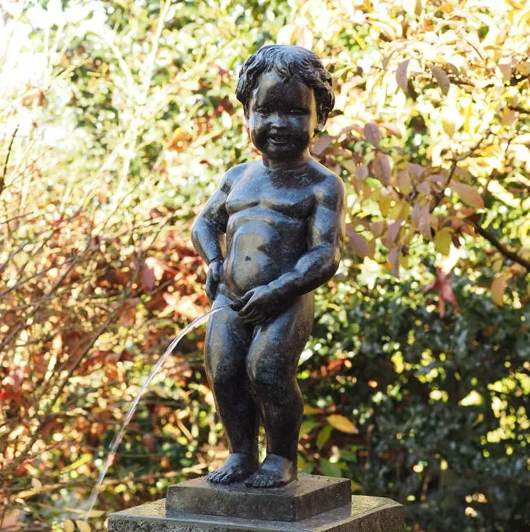Statue fontaine d'eau professionnelle, statue de garçon en bronze, fontaine drapé