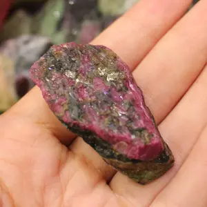 Epidote pedras áspero ruby zoisite pedras preciosas atacado