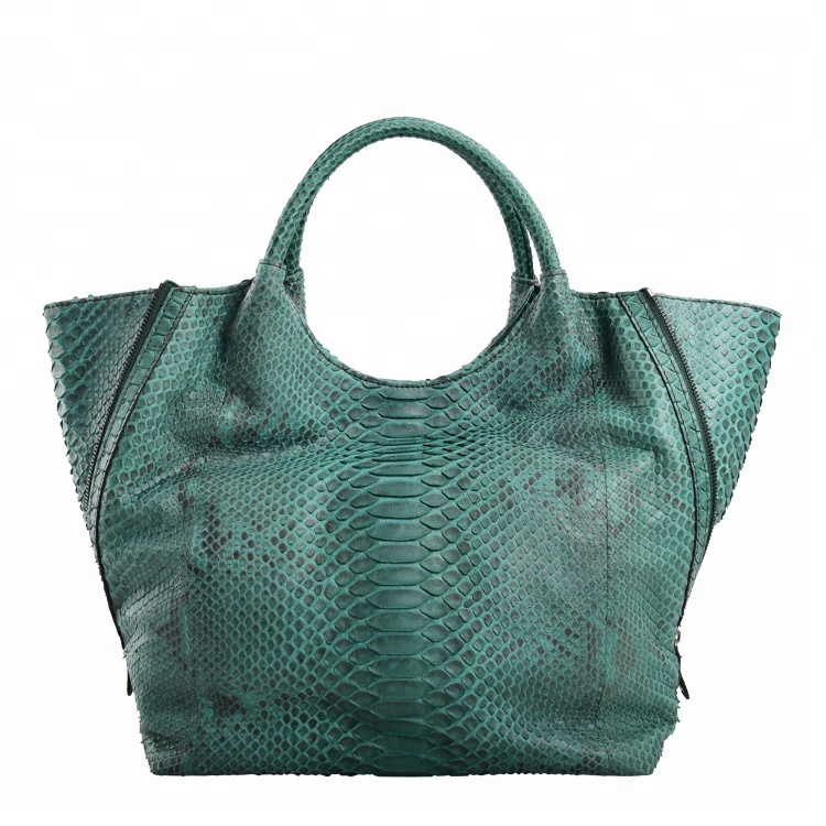 Fotos: Verde esmeralda: 11 bolsos de mano en el color más deseado de la  temporada | Mujer Hoy