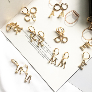 Boucles <span class=keywords><strong>d</strong></span>'oreilles crochet en alliage <span class=keywords><strong>d</strong></span>'or simple à la mode personnalisée Boucles <span class=keywords><strong>d</strong></span>'oreilles pendantes 26 lettres anglaises - Product Image 3