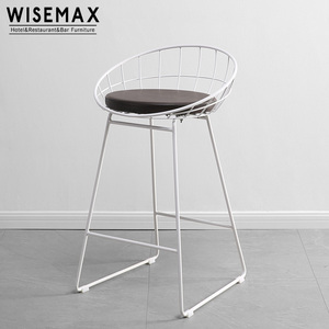 <span class=keywords><strong>Chaise</strong></span> <span class=keywords><strong>de</strong></span> <span class=keywords><strong>bar</strong></span> en acier inoxydable dorée avec coussin <span class=keywords><strong>Bertoia</strong></span> WISEMAX Vente en gros design simple <span class=keywords><strong>de</strong></span> luxe Tabouret <span class=keywords><strong>de</strong></span> <span class=keywords><strong>bar</strong></span> pour hôtel club - Product Image 4