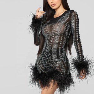 Abito Casual <span class=keywords><strong>Nero</strong></span> <span class=keywords><strong>con</strong></span> Otto Maniche Decorate <span class=keywords><strong>con</strong></span> <span class=keywords><strong>Piume</strong></span> e Strass 2019 - Product Image 1