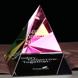 En gros pas cher personnalisé 3D laser cristal pyramide de verre presse-papiers - Product Image 4