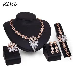 >>> 4 Pcs/Um Conjunto Das Mulheres da Cor do Ouro Flor Red Rhinestone Chain link Oco Para Fora A Colar Brinco Anel Mulheres conjunto de Jóias de ouro