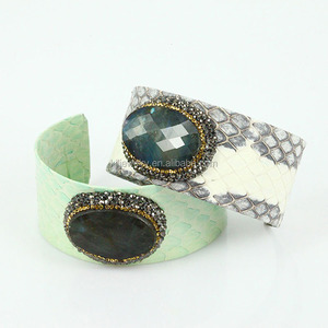 Brazalete Abierto Bohemia con Incrustaciones de Turquesa Verde y Pedrería, con Diseño de Piel de Serpiente Pitón, para Mujer - Product Image 6