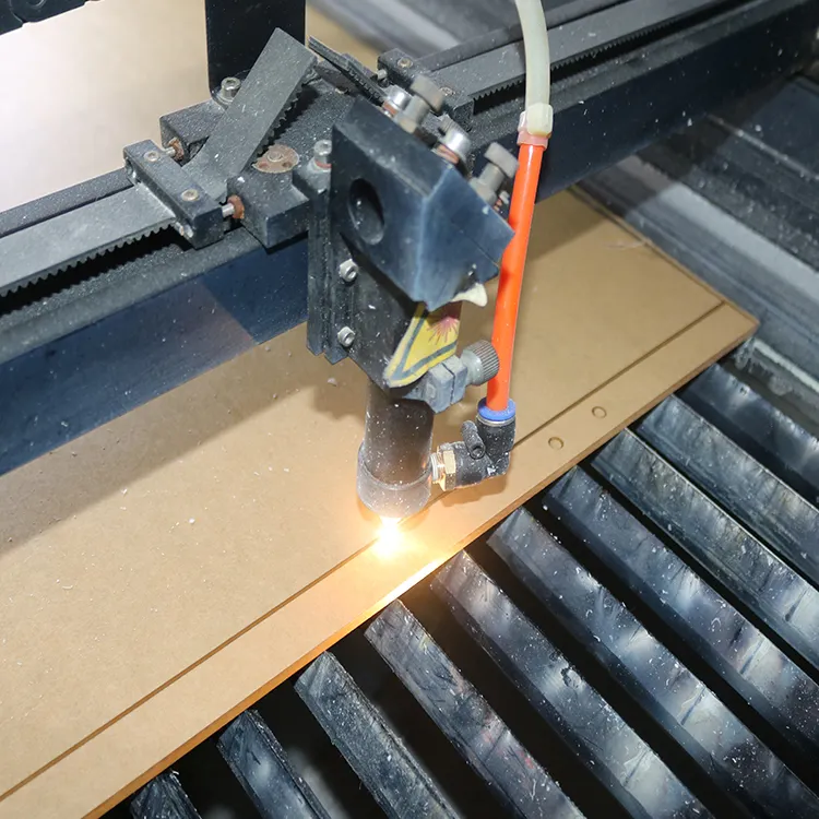 Serviço de corte a laser folha acrílica