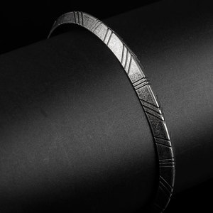 Brazalete abierto de acero inoxidable con espiral grabado Simple a la moda para hombre y mujer - Product Image 4