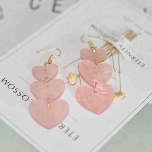 Xus Er12674 pembe dangle bırak üç akrilik aşk kalp küpe kadınlar için