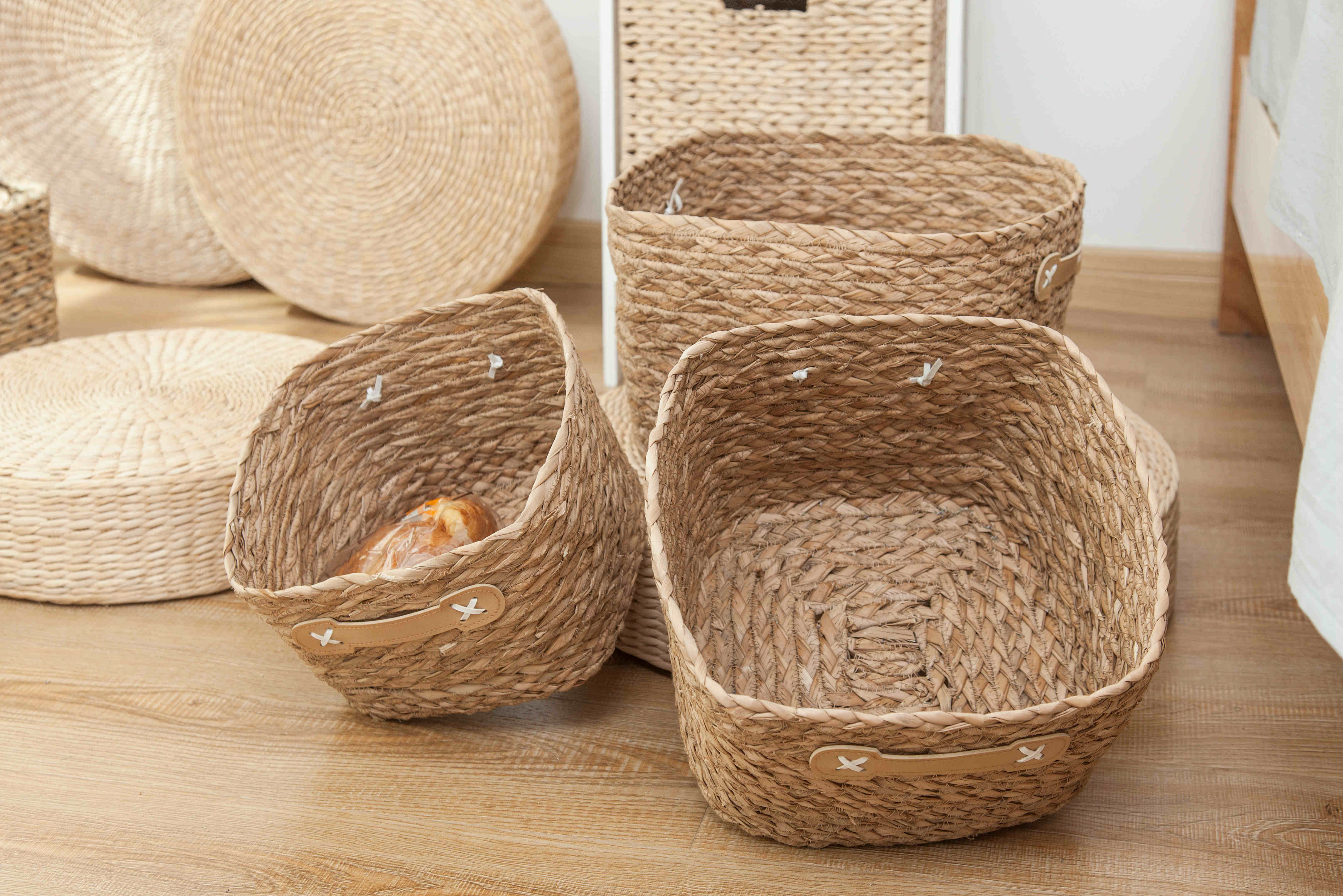 Оптовая продажа натуральное соломенное материалы ротанга пользовательские водорослей с круглым открытым ручной плетения плетеная корзина для хранения