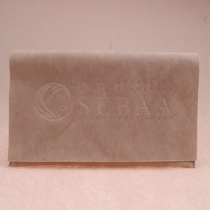 Özel kabartmalı logo takı paket ambalaj eko kadife çanta takı yüzük ambalaj için süet mikrofiber takı kılıfı flap ile - Product Image 3