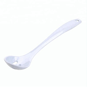 Cuchara de sopa ranurada de plástico blanco cucharón de pasta - Product Image 2