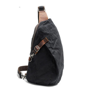 Borsa da uomo impermeabile a tracolla in pelle con tracolla in tela cerata - Product Image 2