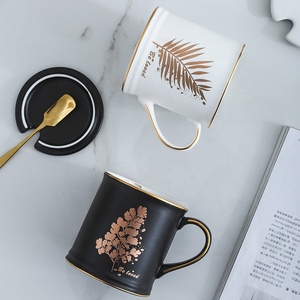Tasse à café en céramique de grande capacité, 2 pièces, noir mat, blanc, avec couvercle et boîte cadeau pour la cérémonie de mariage - Product Image 4