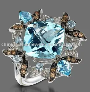 ब्लू पुखराज चॉकलेट और सफेद हीरा एक्सेंट फूल अंगूठी