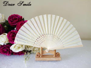 Ventaglio Pieghevole Tradizionale in Bambù Arcobaleno Estivo - Regalo Promozionale Portatile per Matrimoni e Feste - Product Image 4